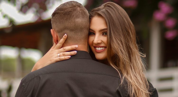 Žena objíma muža a usmieva sa