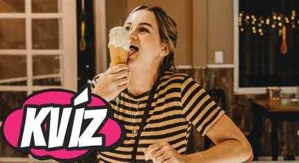 Žena líže zmrzlinu