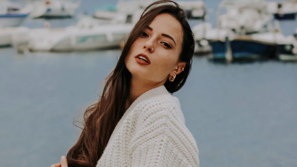 Žena sa snaží tváriť zvodne