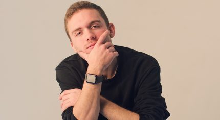 Dobrý muž sa drží za bradu
