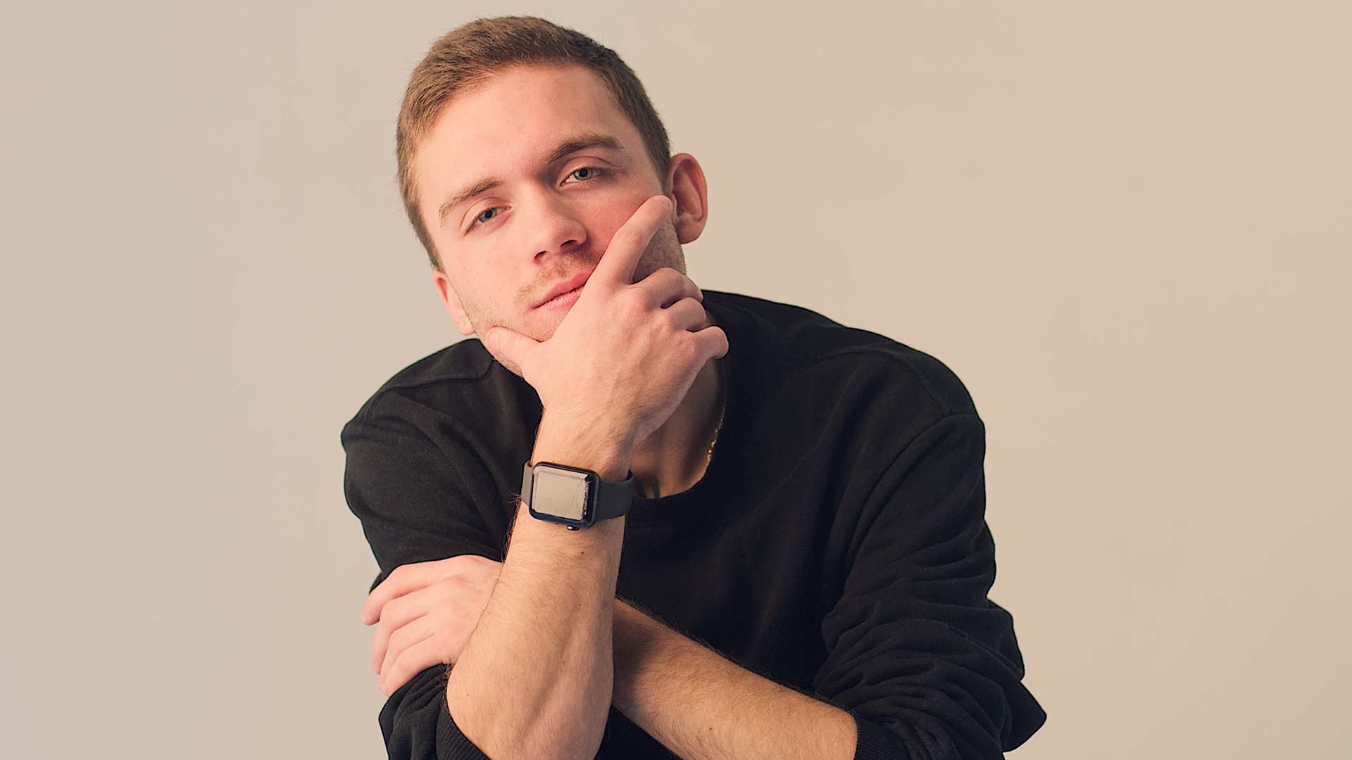 Dobrý muž sa drží za bradu