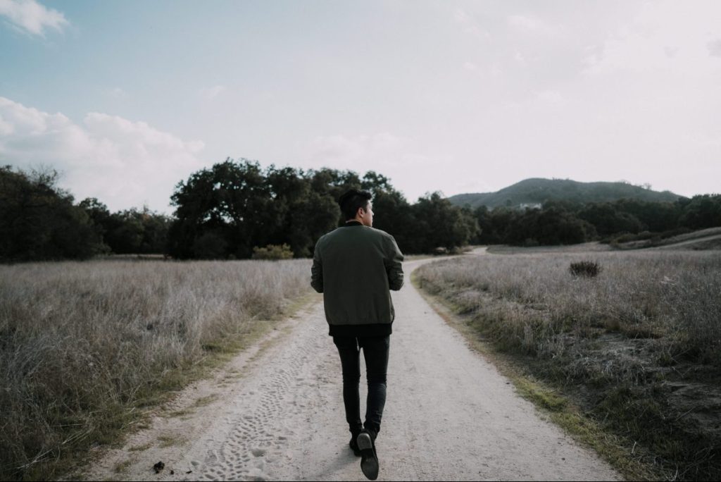 Osamotený muž, ktorý je introvert