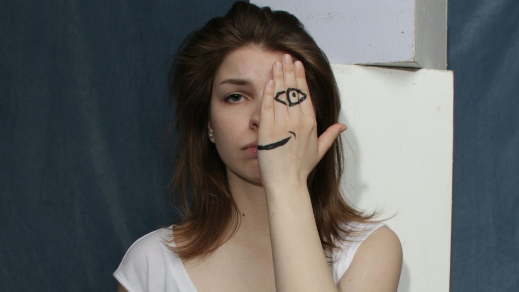 Smutná žena si prikladá ruku na tvár
