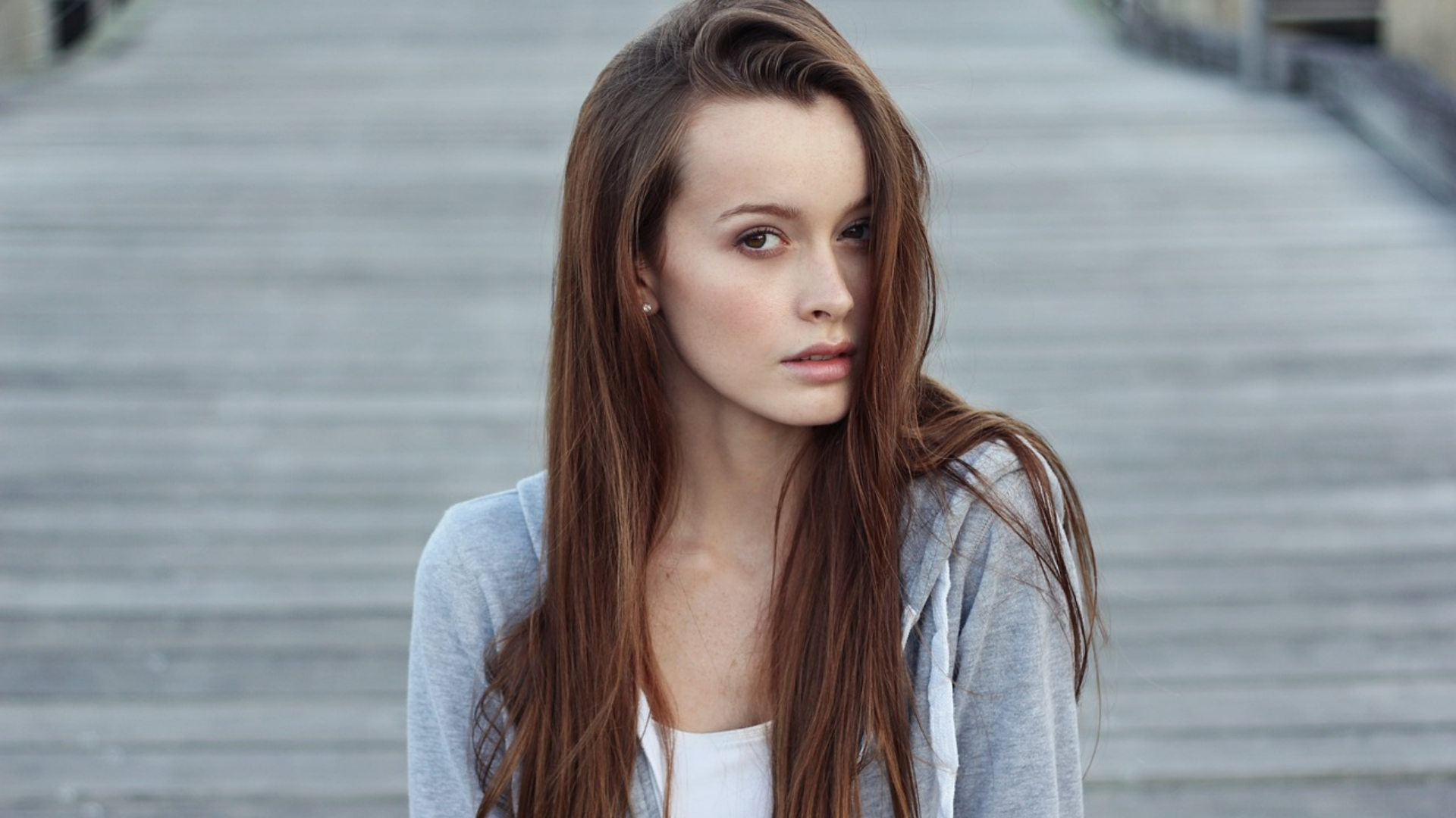 žena
