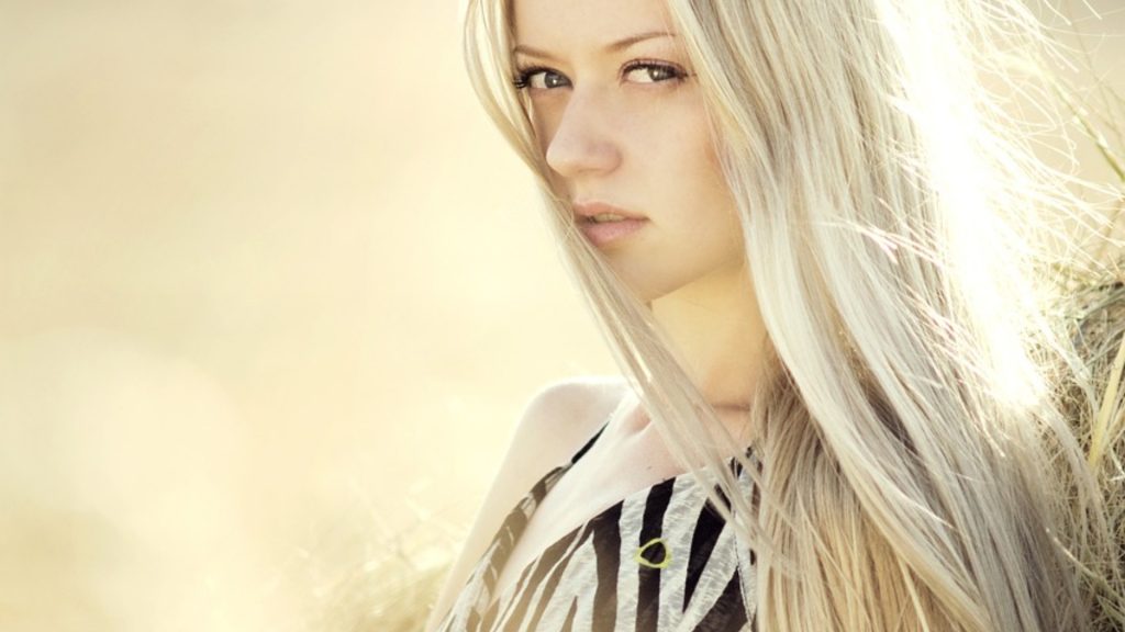 Žena s dlhými blond vlasmi