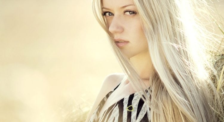 Žena s dlhými blond vlasmi