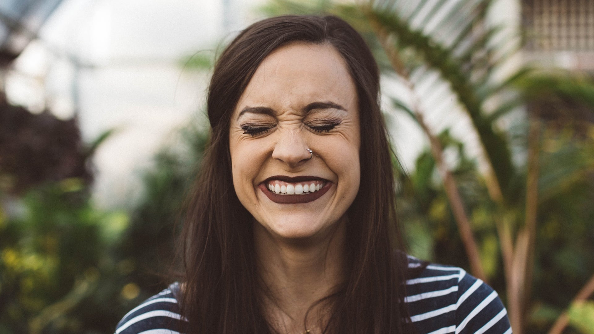 Žena sa usmieva a ukazuje pekné zuby