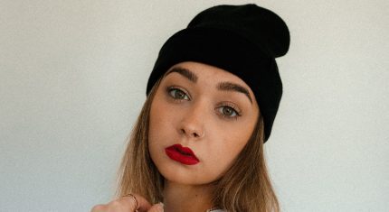 Žena v čiapke