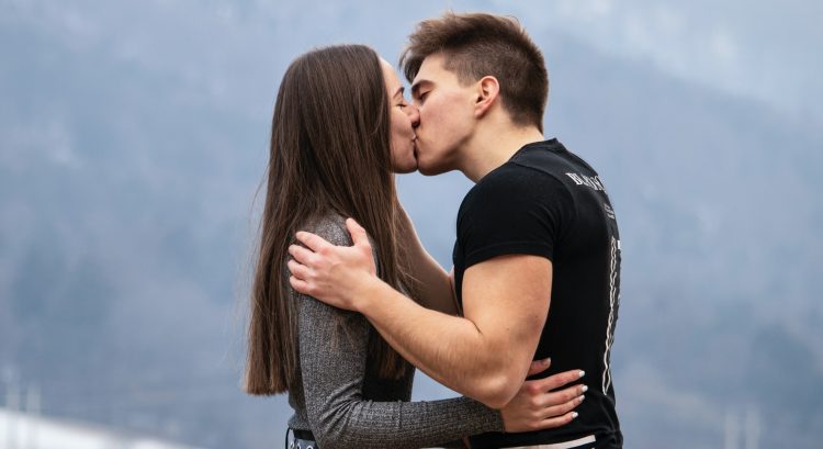 Dvojica sa bozkáva