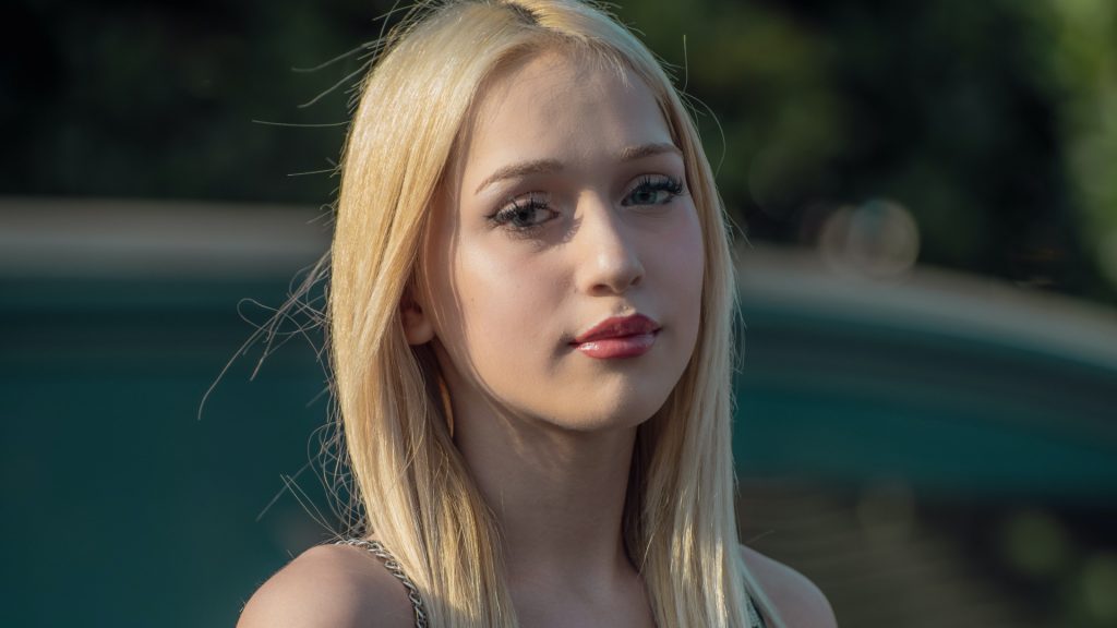 žena