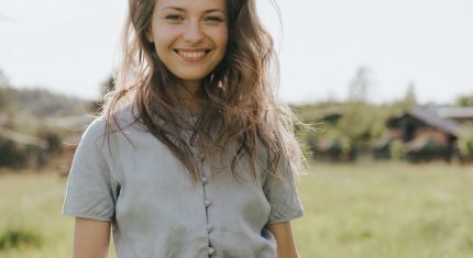 žena