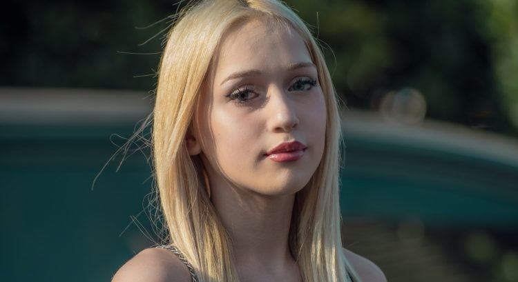 žena