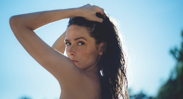 Žena s mokrými vlasmi a bez make-upu