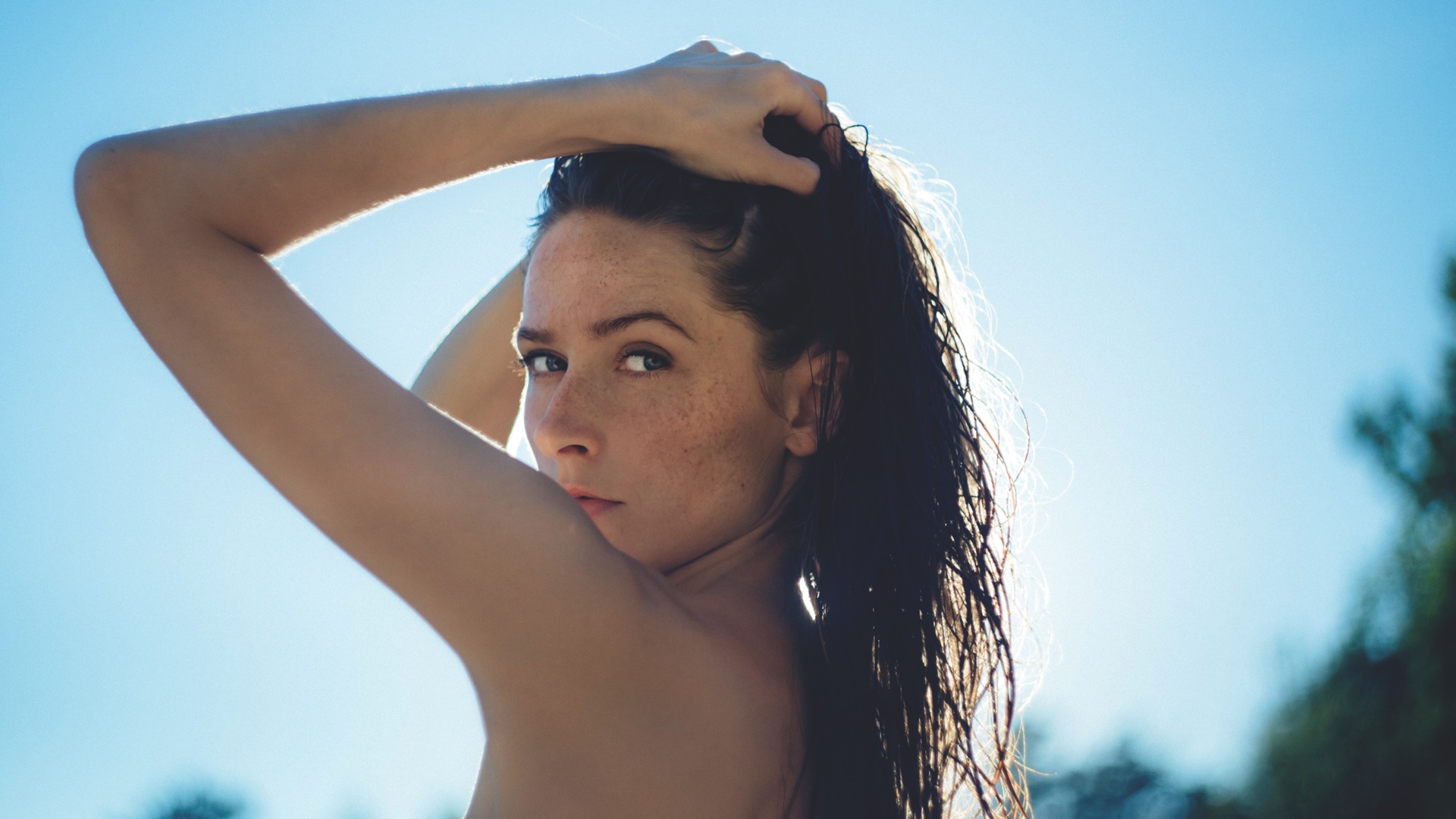 Žena s mokrými vlasmi a bez make-upu