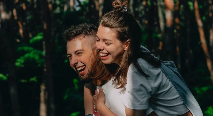 Žena je na mužovom chrbte