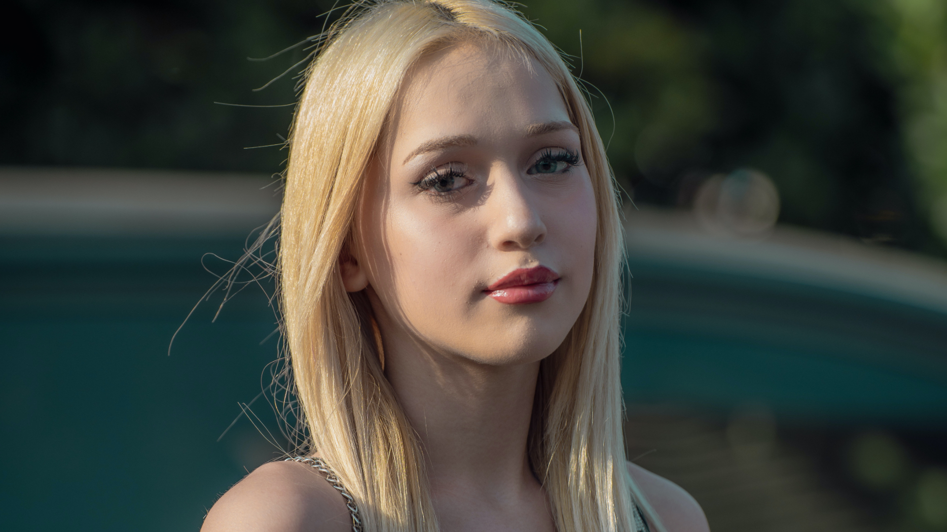 žena