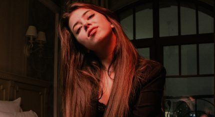 Žena s hlavou nabok