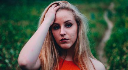 Blondínka si prehrabuje vlasy