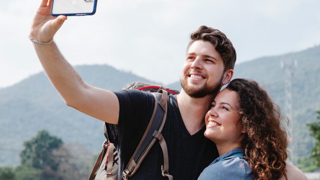 Dvojica si robí selfie