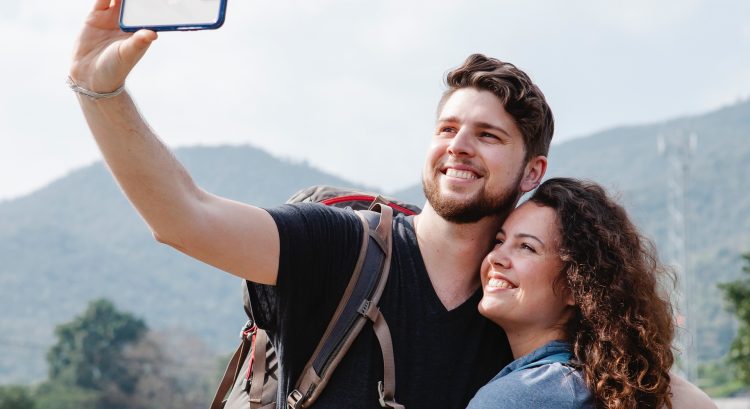Dvojica si robí selfie