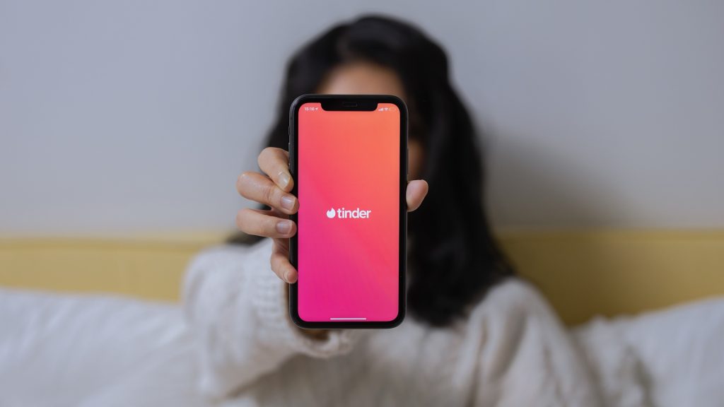Žena používa Tinder v mobile