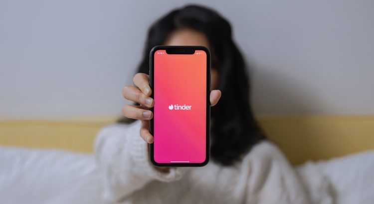 Žena používa Tinder v mobile