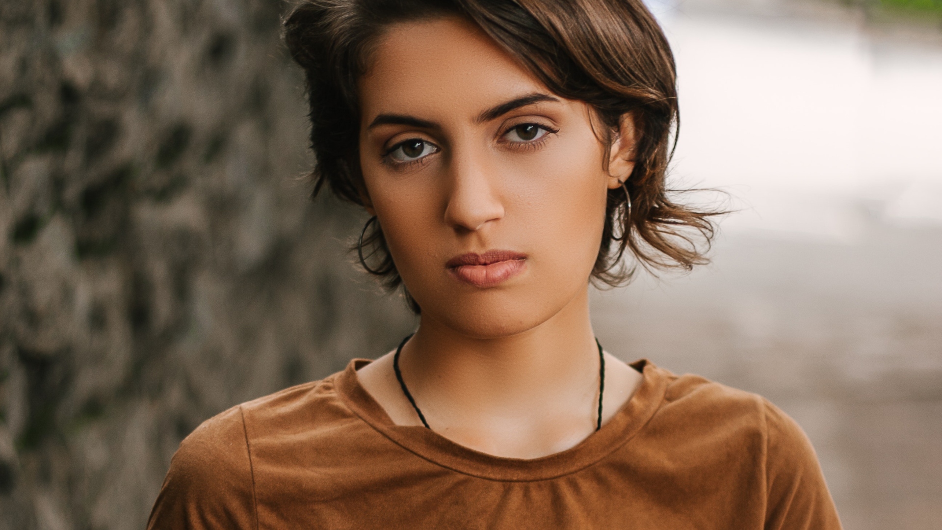 žena