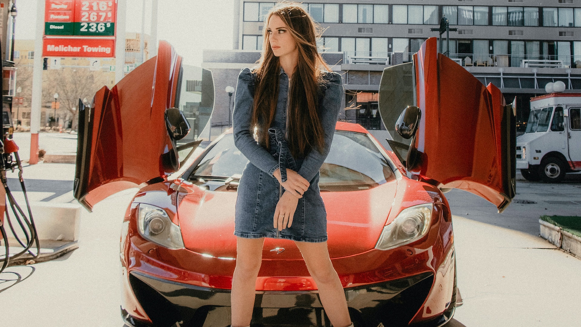 Žena stojí pri drahom aute