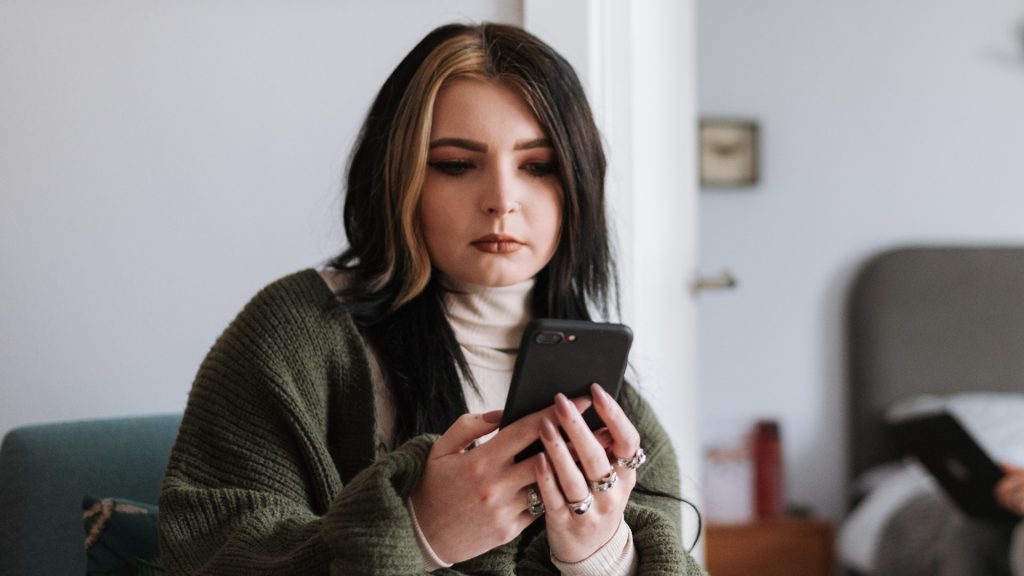 Žena s mobilom