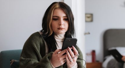Žena s mobilom