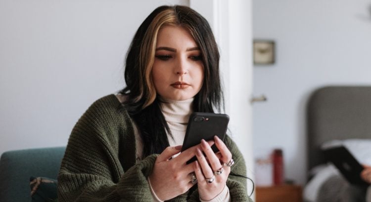 Žena s mobilom