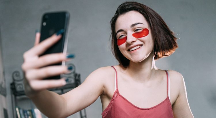 Mladá žena si robí selfie