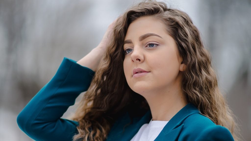 Single žena sa drží za hlavu