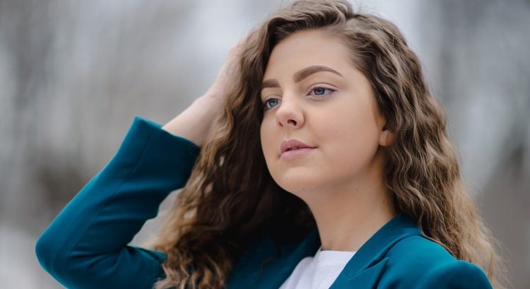 Single žena sa drží za hlavu