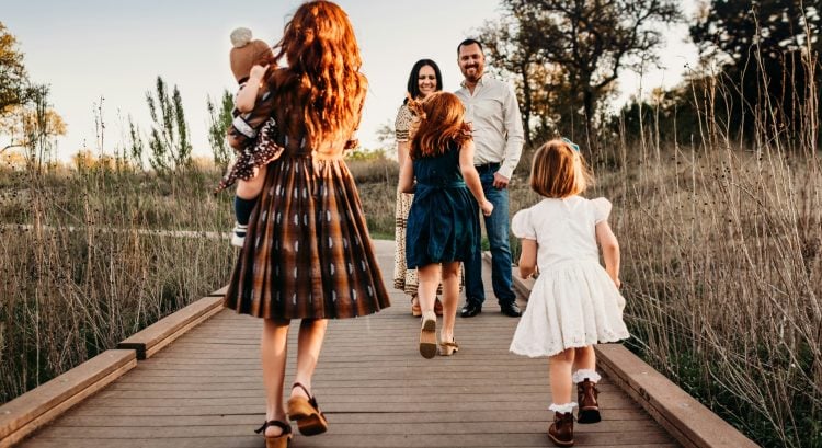 Manuál na prežitie rodinnej oslavy: Nepríjemné otázky, ktoré ti položia a vtipné odpovede, ktoré ich umlčia