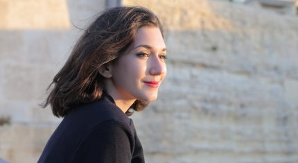 žena