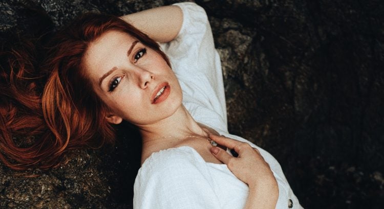 žena