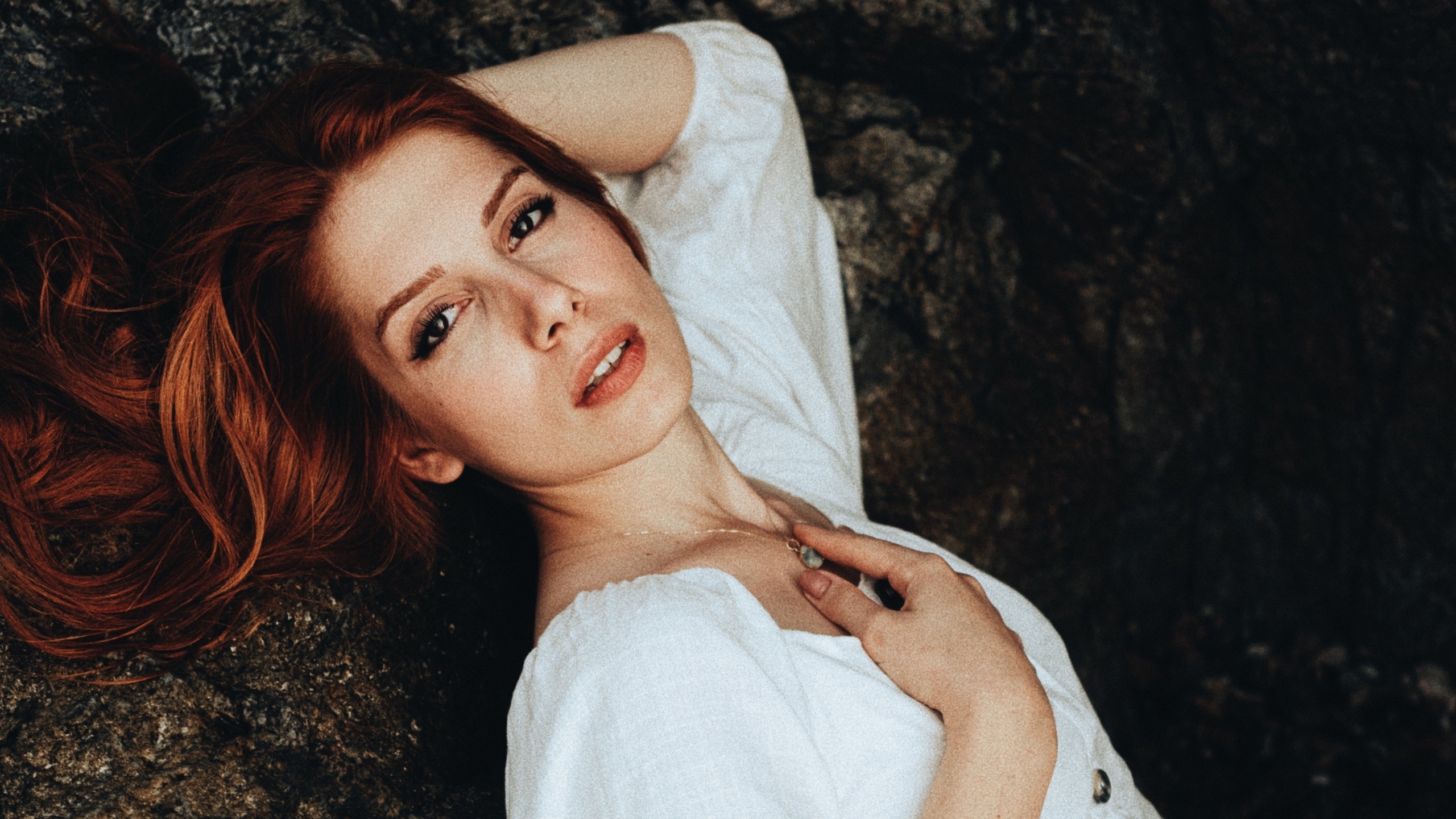 žena