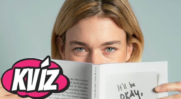Žena sa skrýva za knihou