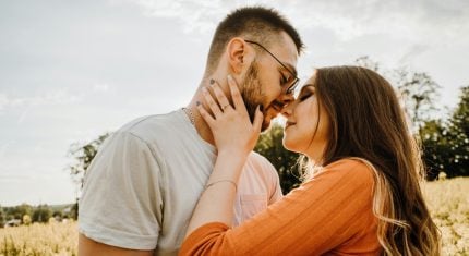 Pozerá sa tvoj partner na iné ženy? Tu je spôsob, ako si zachovať pokoj a sebadôveru