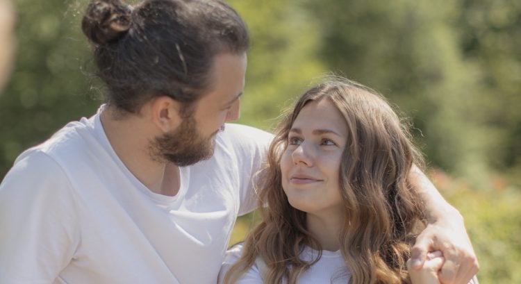 Zamilovaná žena pozerá na partnera