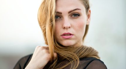 žena