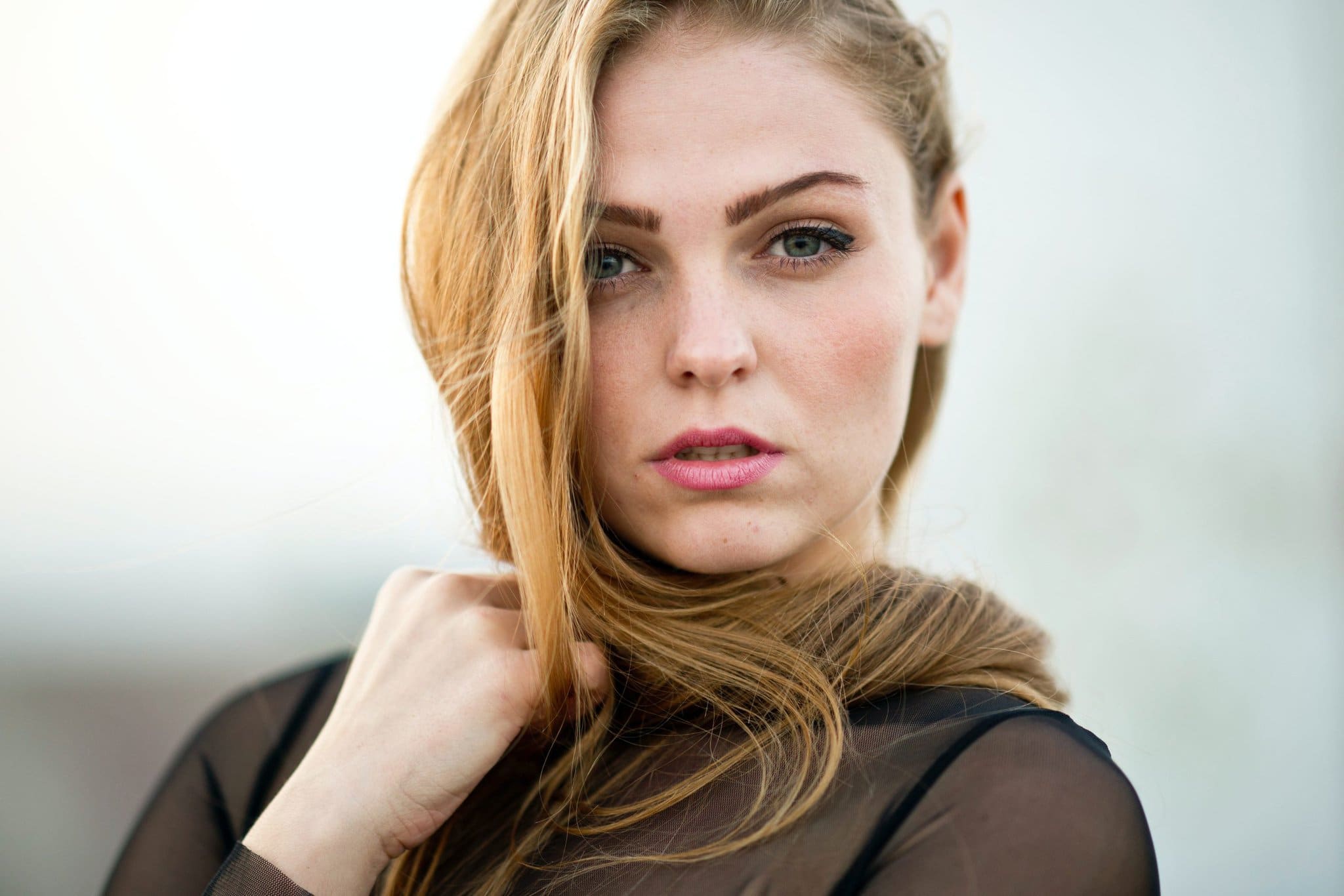 žena