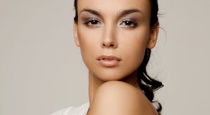 žena
