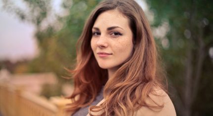 žena