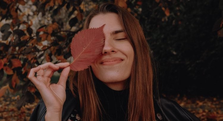 žena si drží pred tvárou list