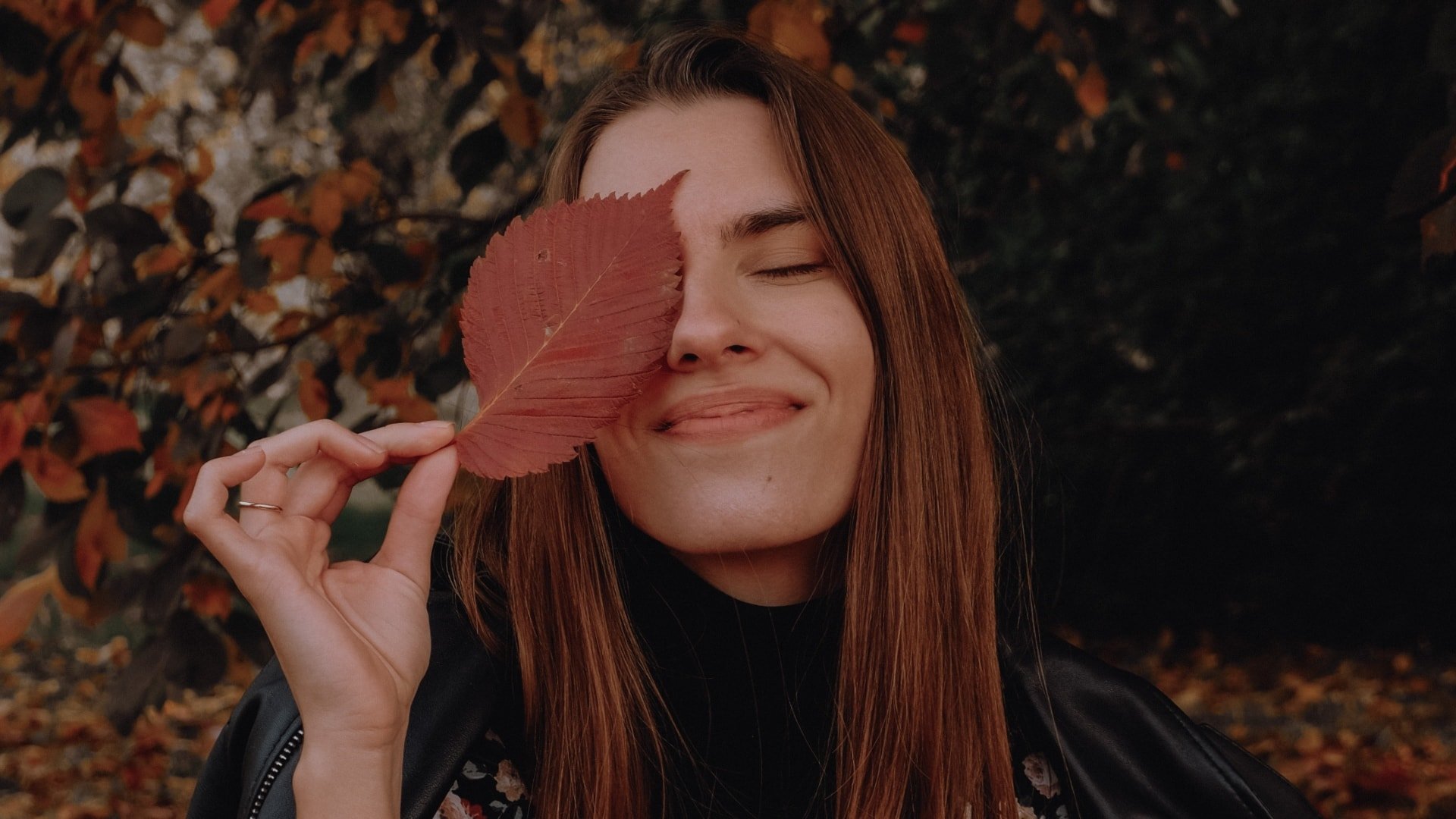 žena si drží pred tvárou list