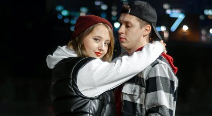 Žena objíma muža