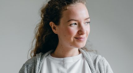 žena s krabicou v ruke