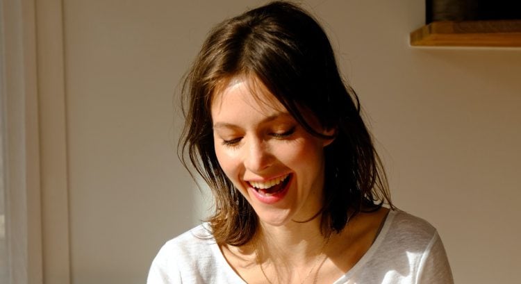Žena sa smeje